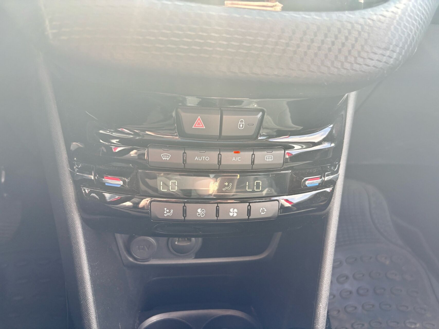 Rød Peugeot 2008 fra 2019