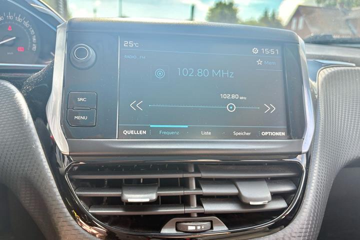 Rød Peugeot 2008 fra 2019