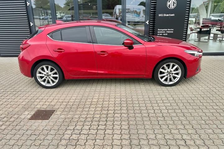 Rød Mazda 3 fra 2018