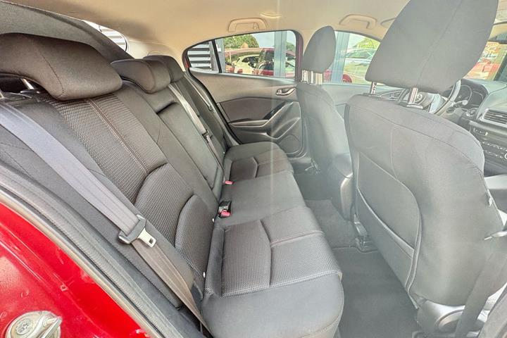 Rød Mazda 3 fra 2018