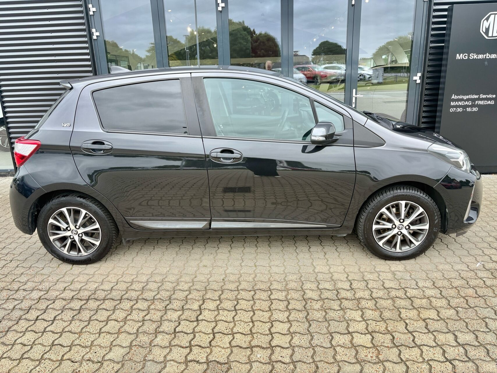 Sort Toyota Yaris fra 2020