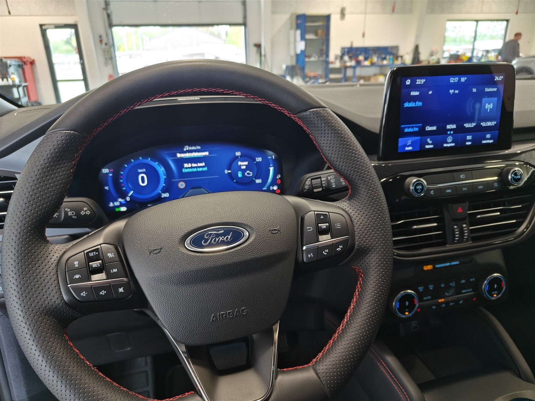 Sort Ford Kuga fra 2024