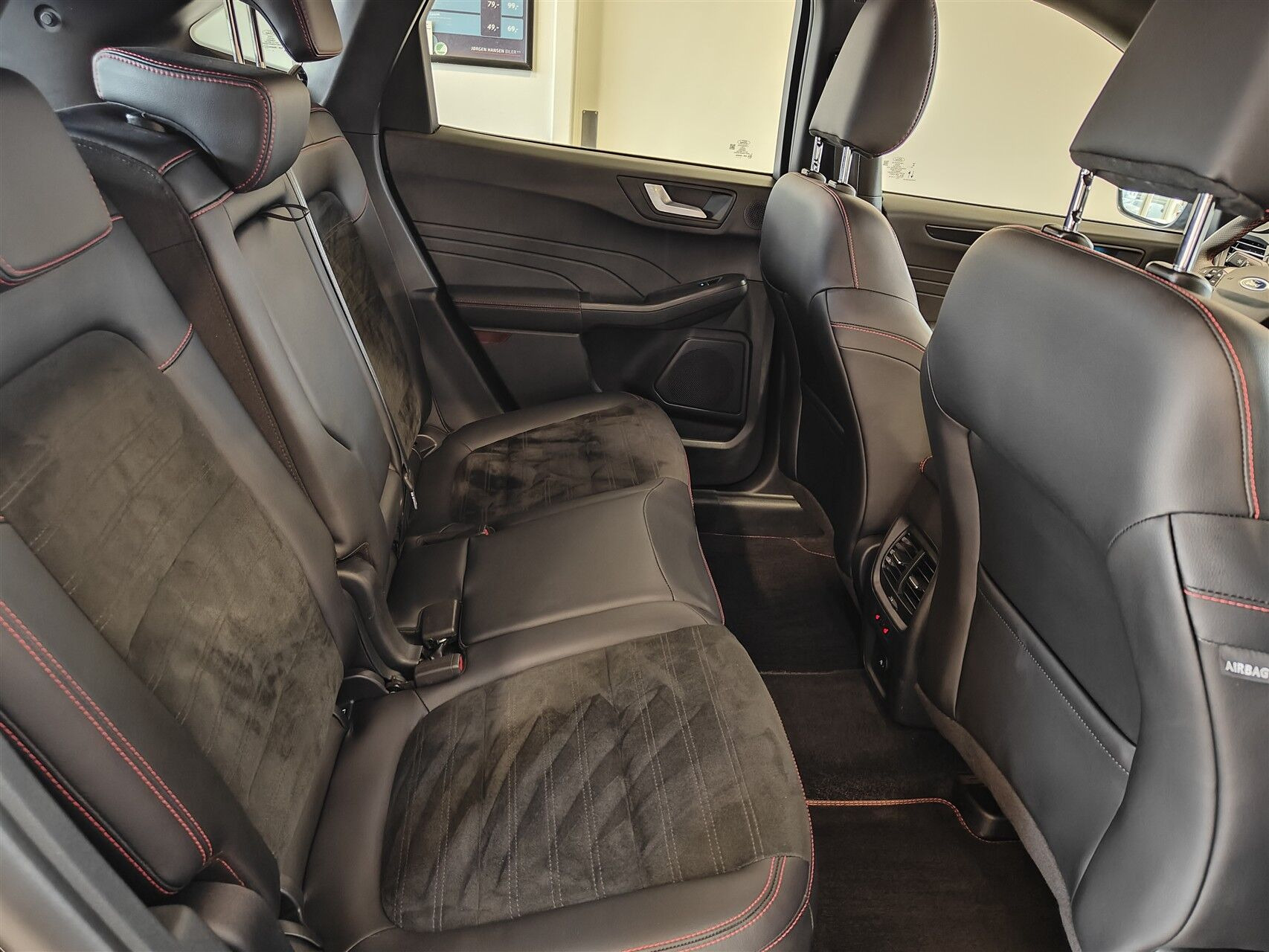 Sort Ford Kuga fra 2024
