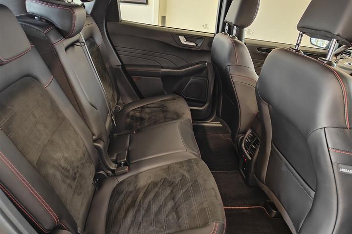 Sort Ford Kuga fra 2024