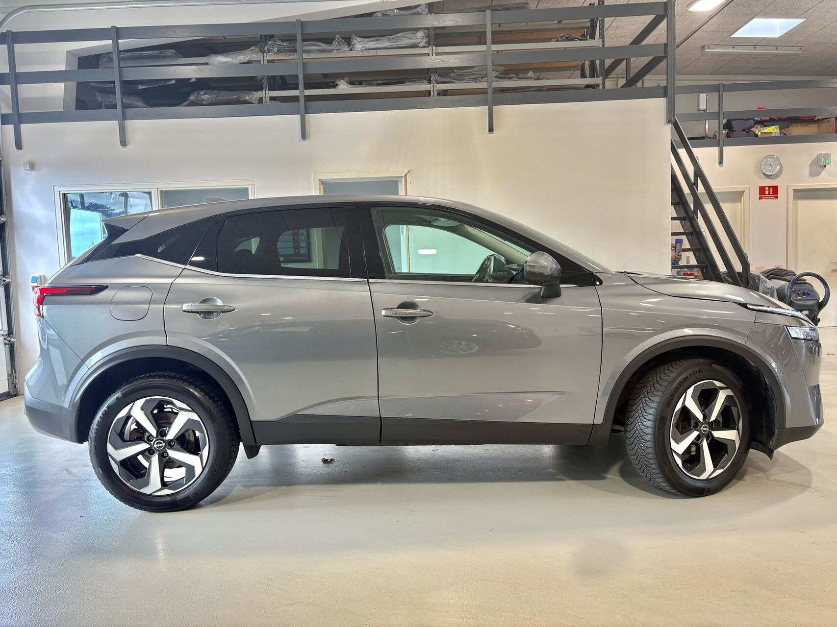 Grå Nissan Qashqai fra 2023