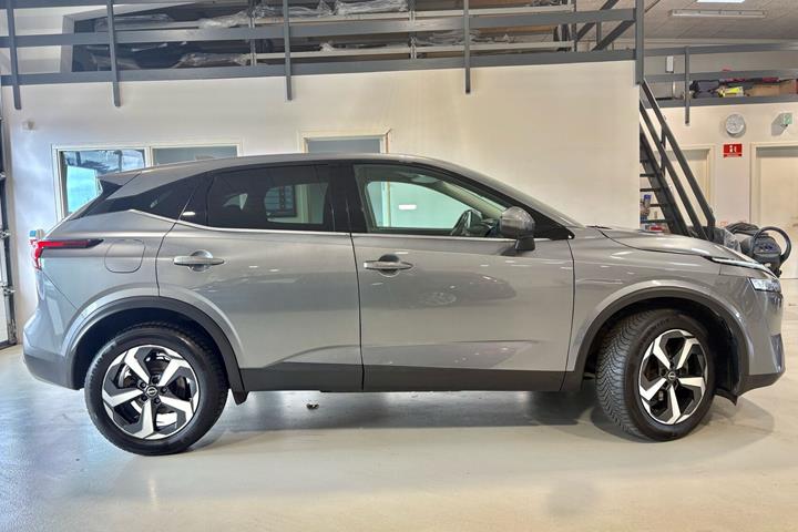 Grå Nissan Qashqai fra 2023