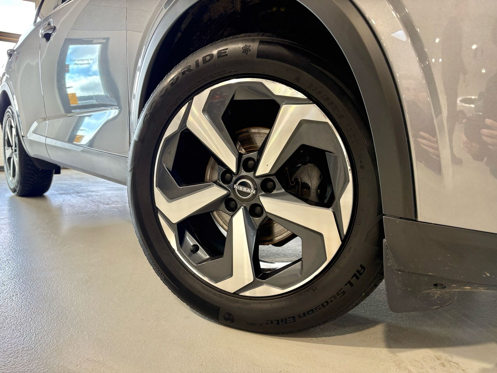 Grå Nissan Qashqai fra 2023