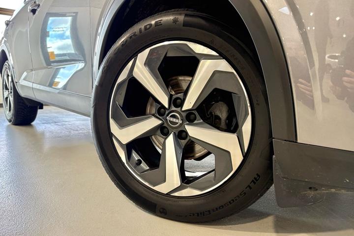 Grå Nissan Qashqai fra 2023