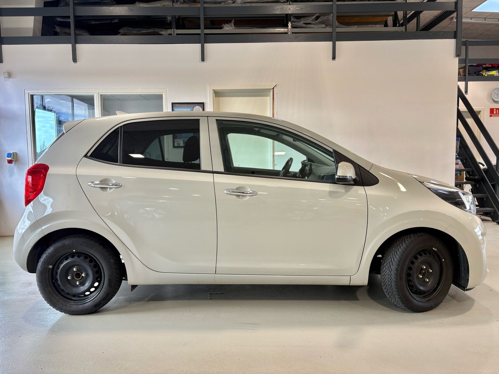 Beige Kia Picanto fra 2024