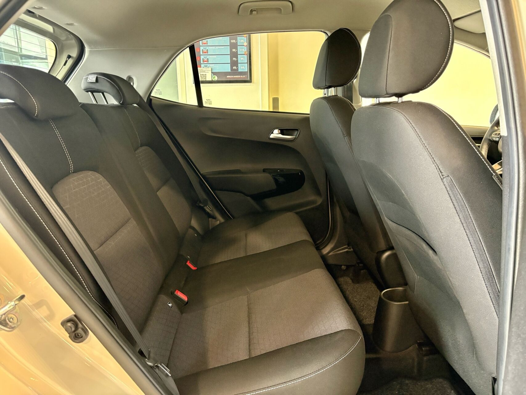 Beige Kia Picanto fra 2024