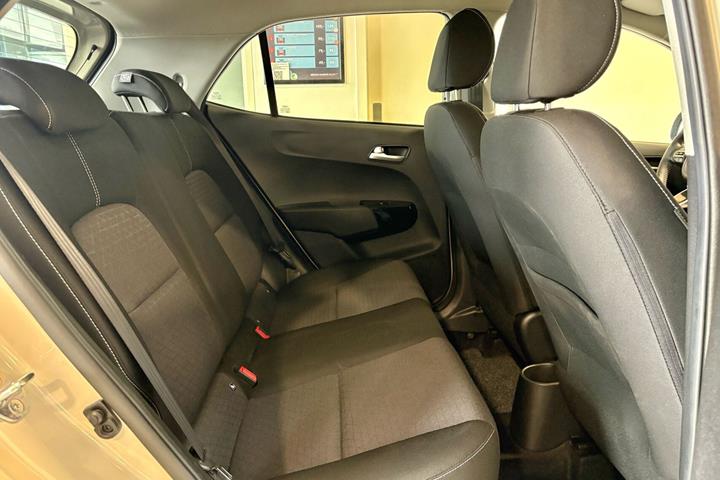 Beige Kia Picanto fra 2024