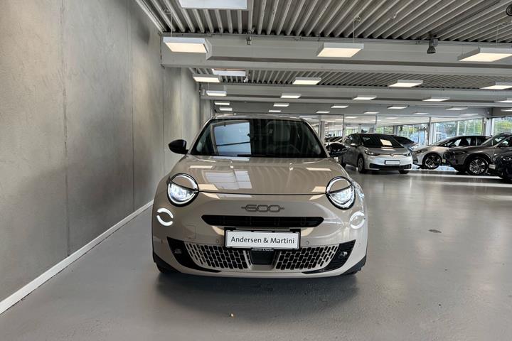 Grå Fiat 600e fra 2024