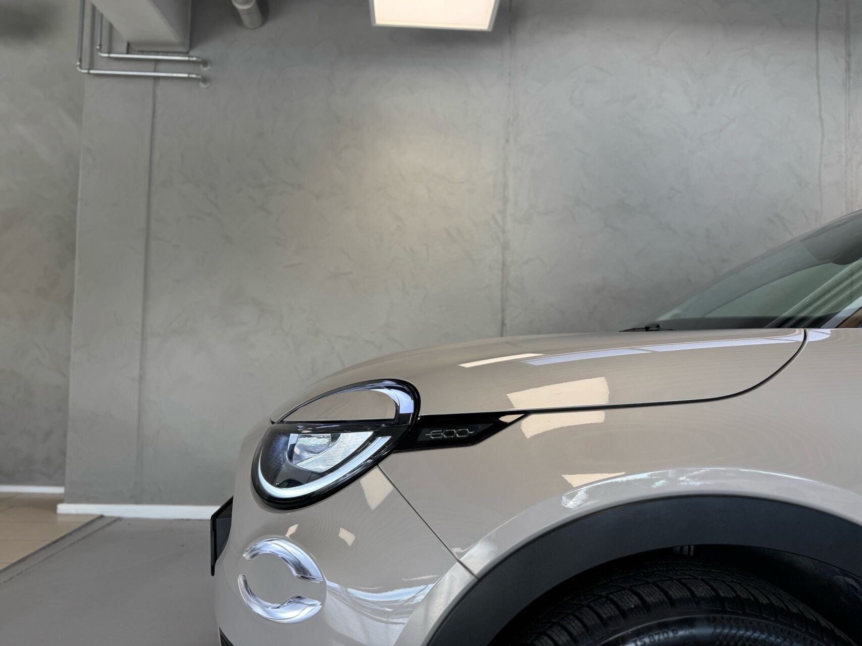 Grå Fiat 600e fra 2024