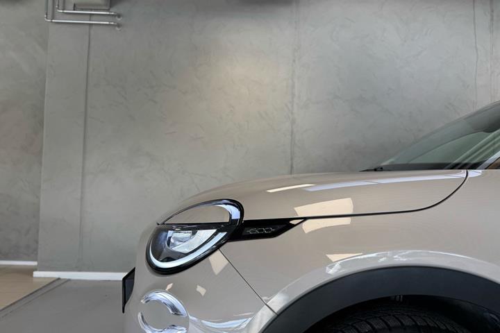 Grå Fiat 600e fra 2024