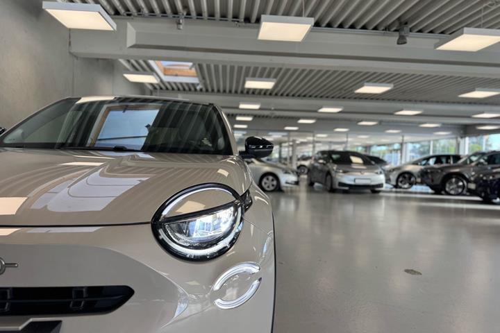 Grå Fiat 600e fra 2024
