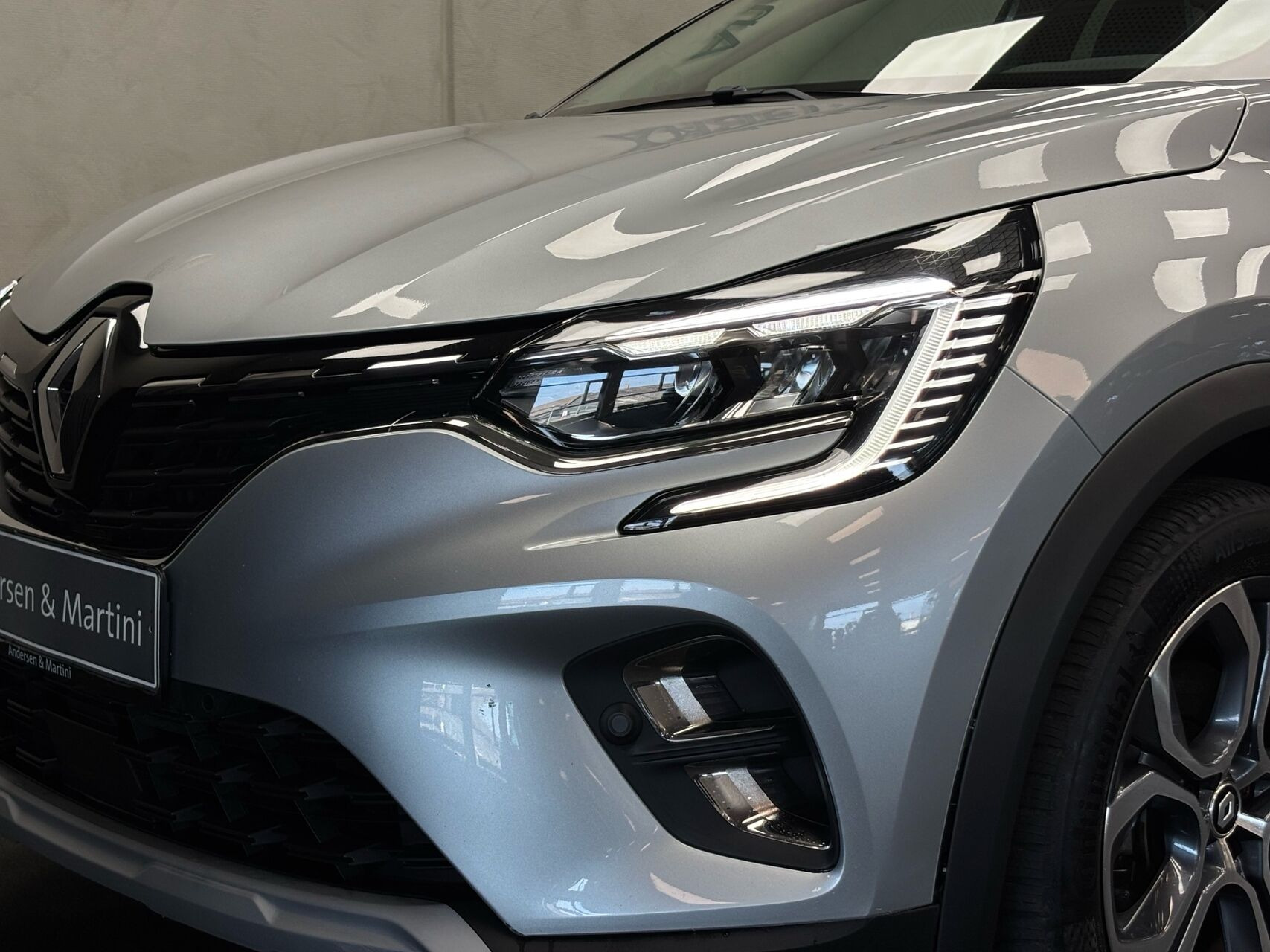 Sølv Renault Captur fra 2022