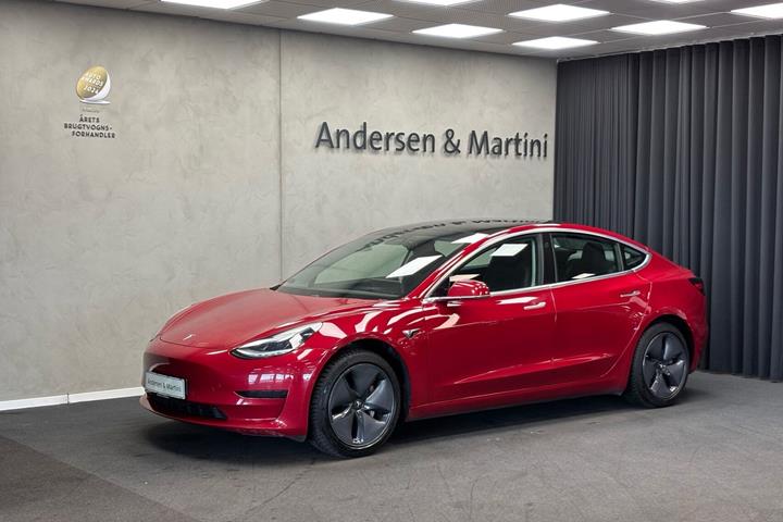 Rød Tesla Model 3 fra 2019
