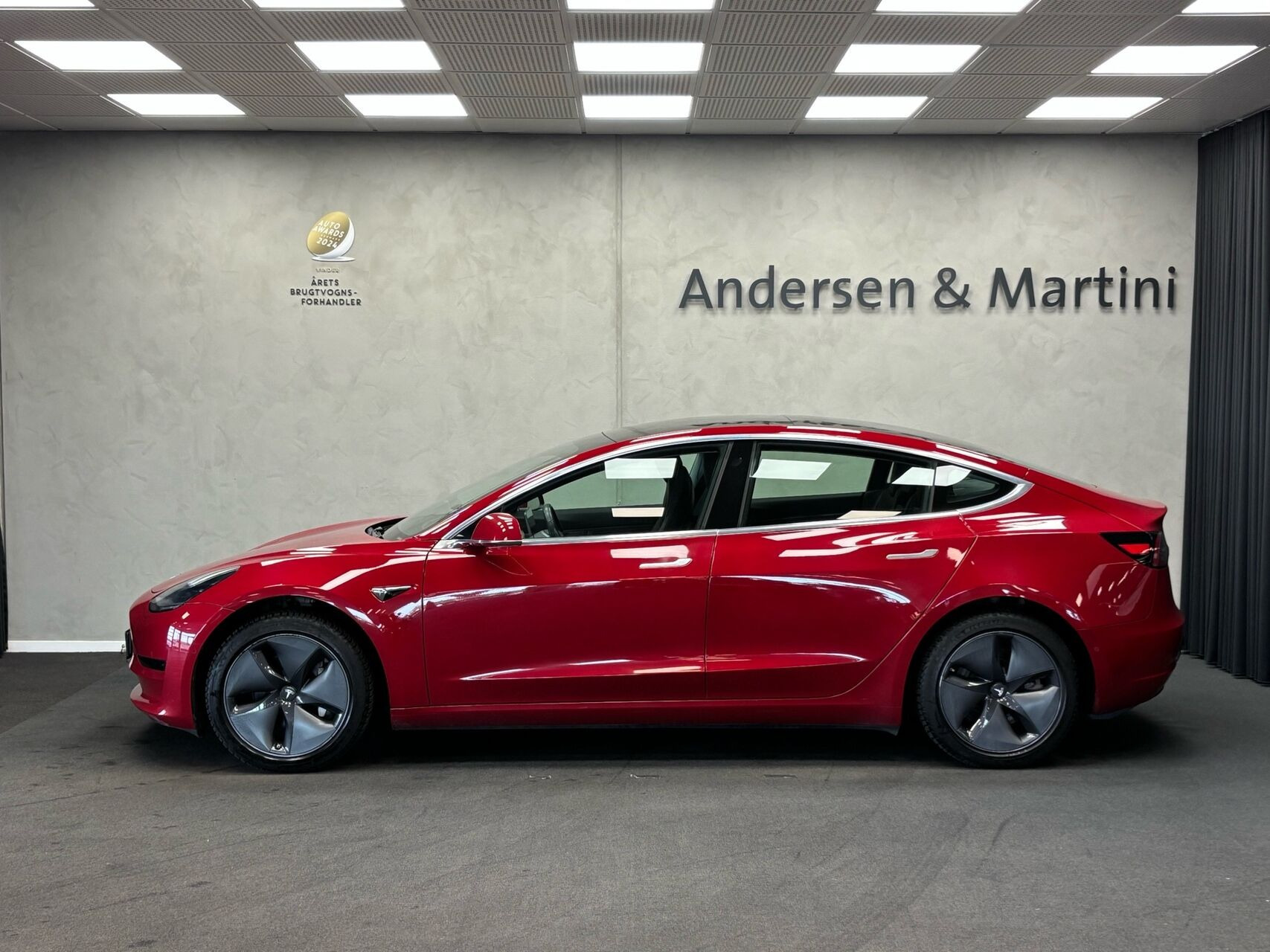 Rød Tesla Model 3 fra 2019