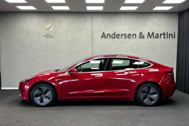 Rød Tesla Model 3 fra 2019