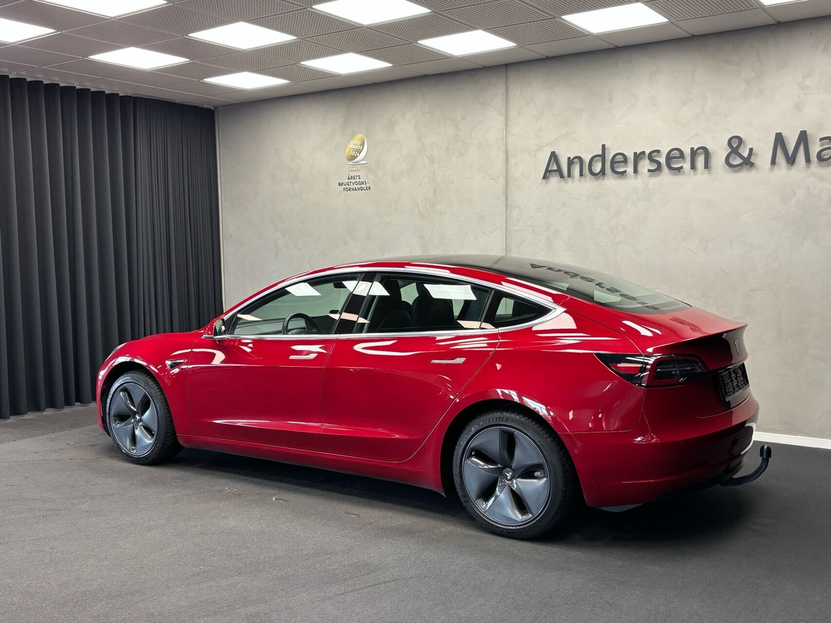 Rød Tesla Model 3 fra 2019
