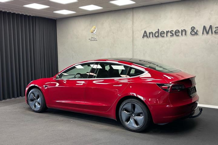 Rød Tesla Model 3 fra 2019