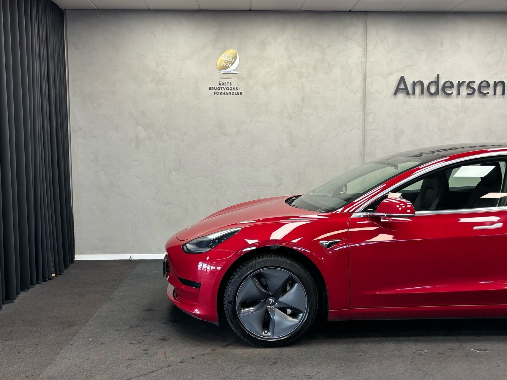 Rød Tesla Model 3 fra 2019