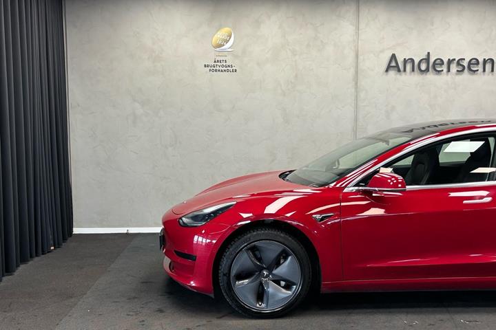 Rød Tesla Model 3 fra 2019