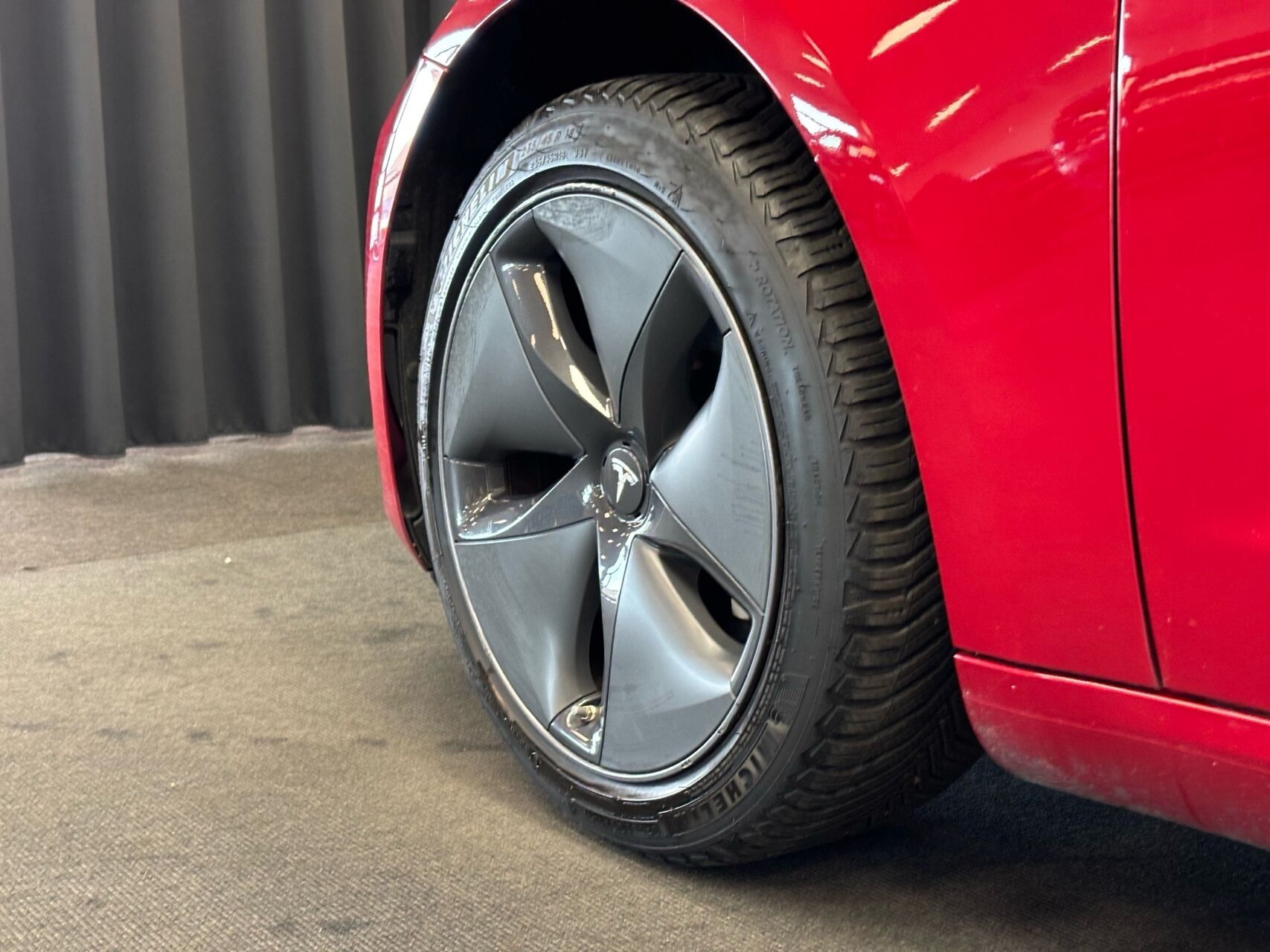 Rød Tesla Model 3 fra 2019