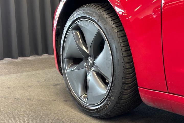 Rød Tesla Model 3 fra 2019