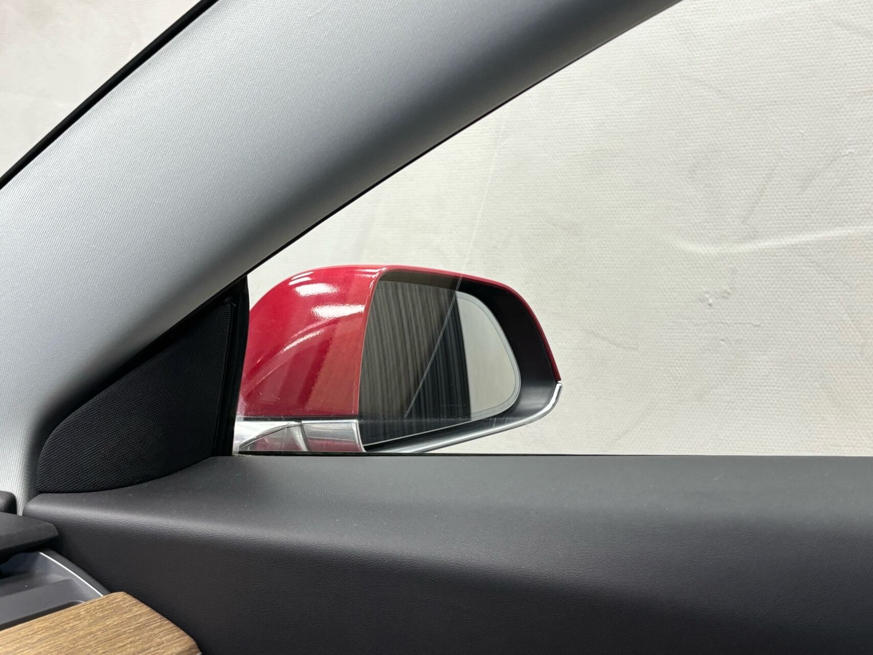 Rød Tesla Model 3 fra 2019