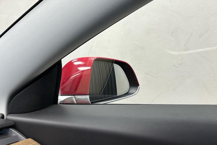 Rød Tesla Model 3 fra 2019