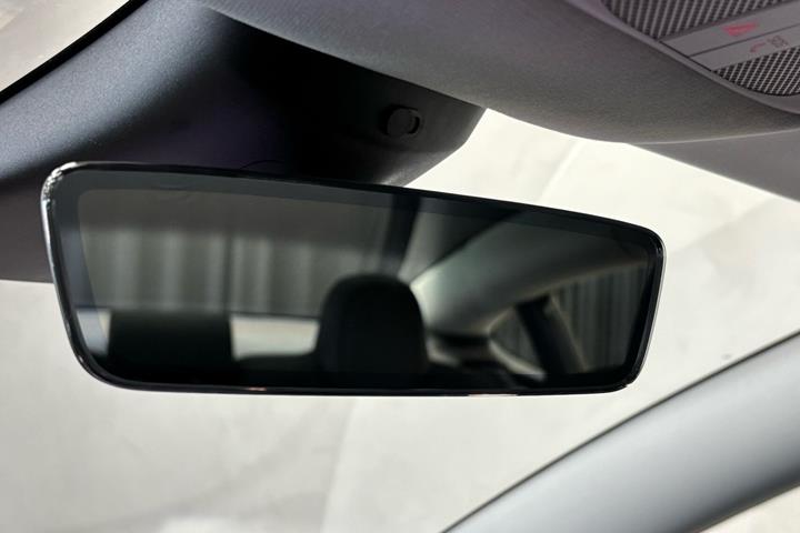 Rød Tesla Model 3 fra 2019
