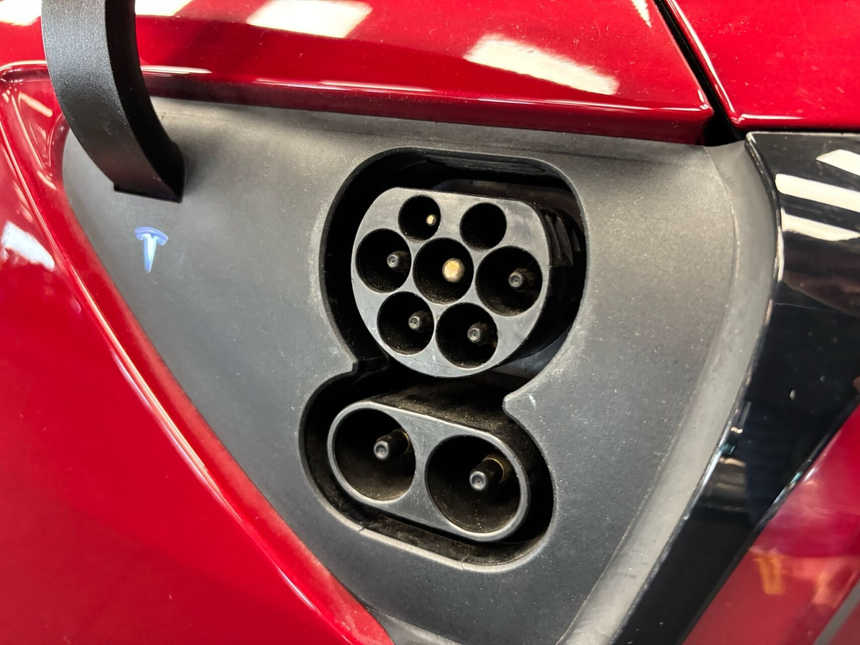 Rød Tesla Model 3 fra 2019
