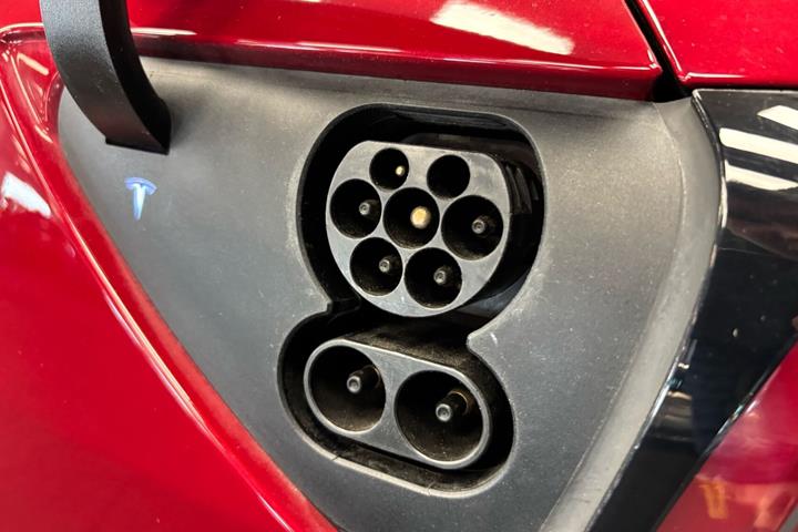 Rød Tesla Model 3 fra 2019