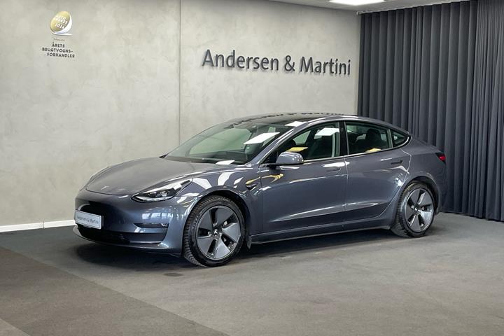 Grå Tesla Model 3 fra 2021