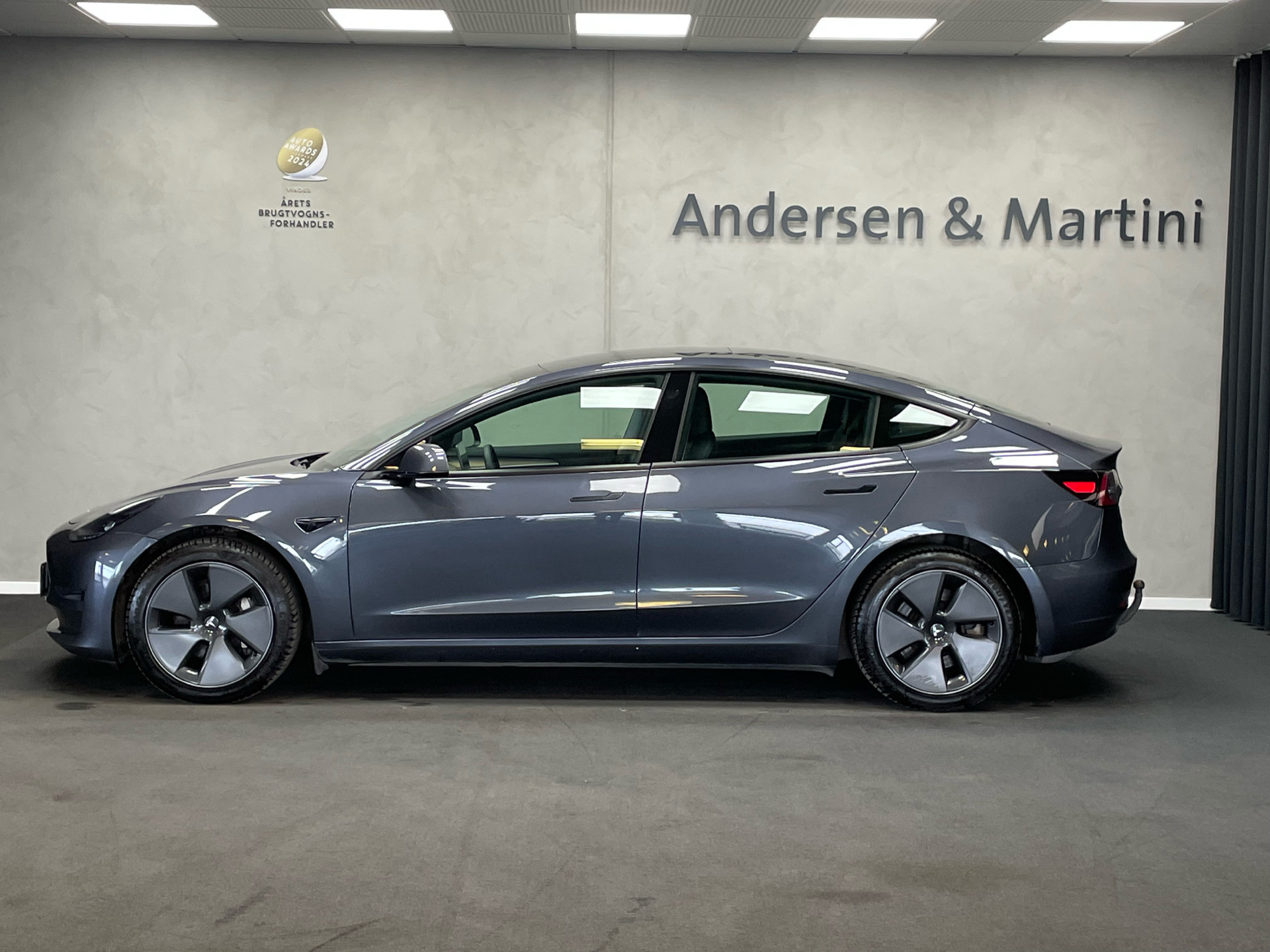 Grå Tesla Model 3 fra 2021