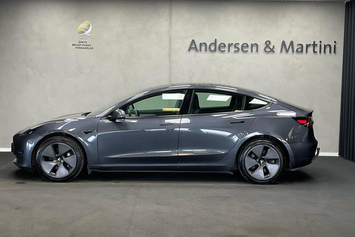Grå Tesla Model 3 fra 2021
