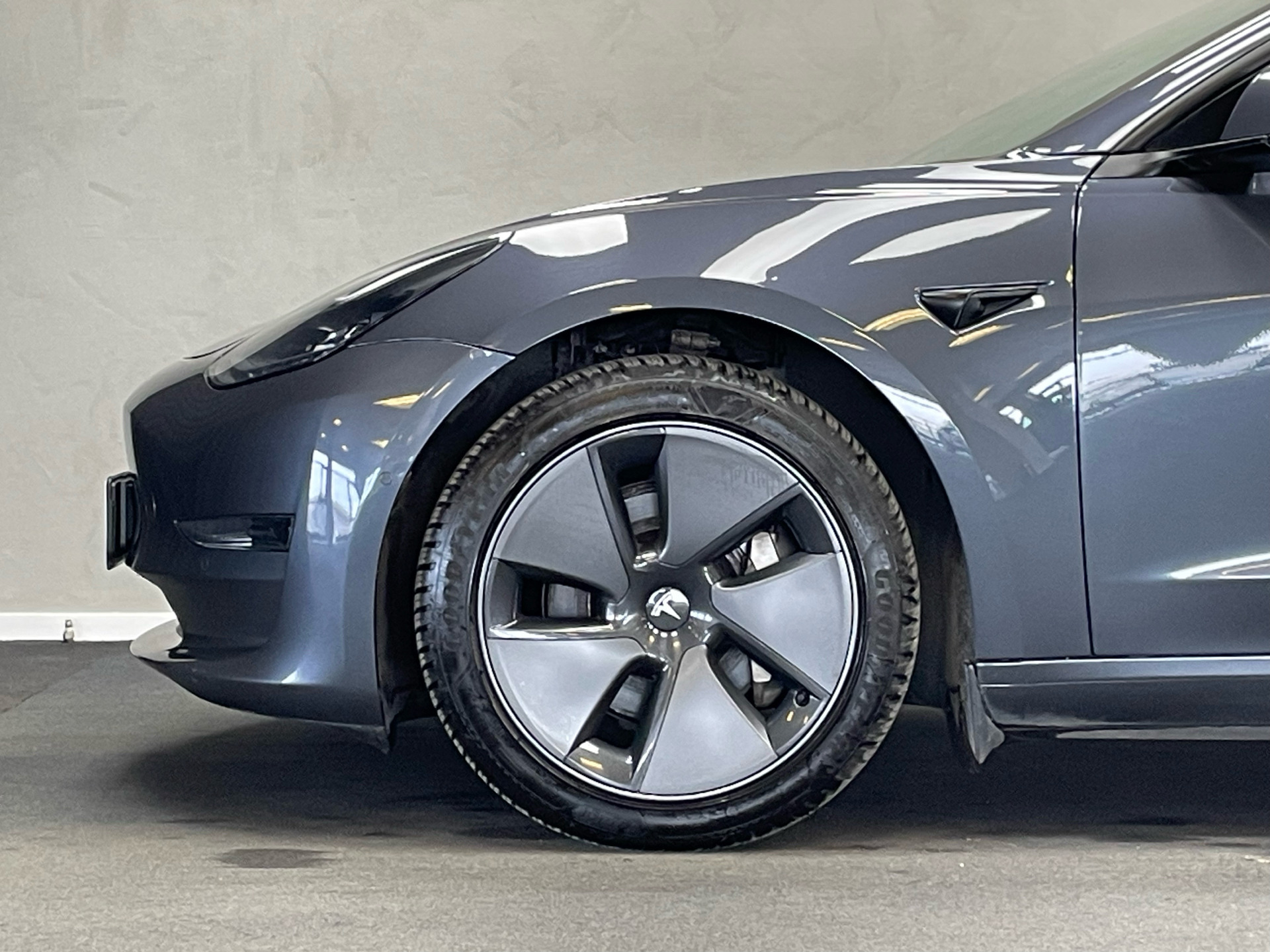 Grå Tesla Model 3 fra 2021