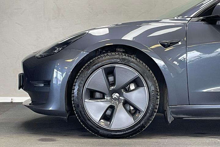 Grå Tesla Model 3 fra 2021