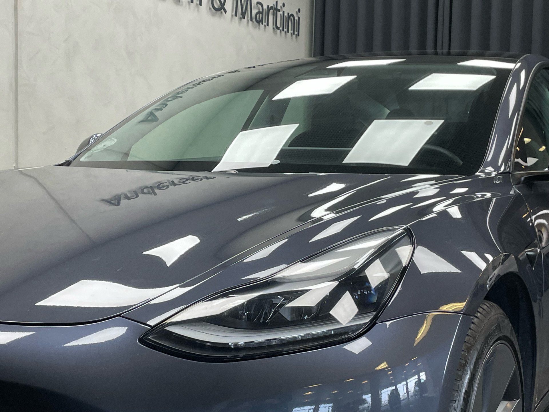 Grå Tesla Model 3 fra 2021