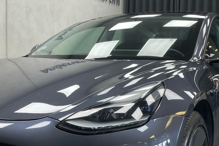 Grå Tesla Model 3 fra 2021