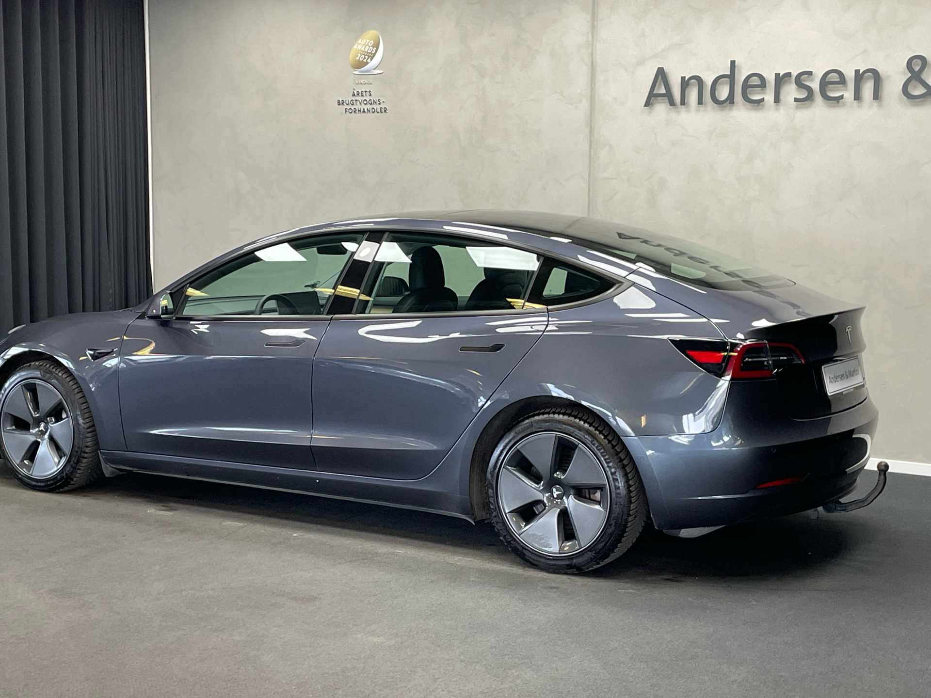 Grå Tesla Model 3 fra 2021