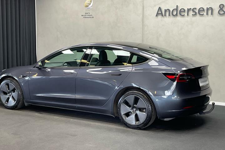 Grå Tesla Model 3 fra 2021