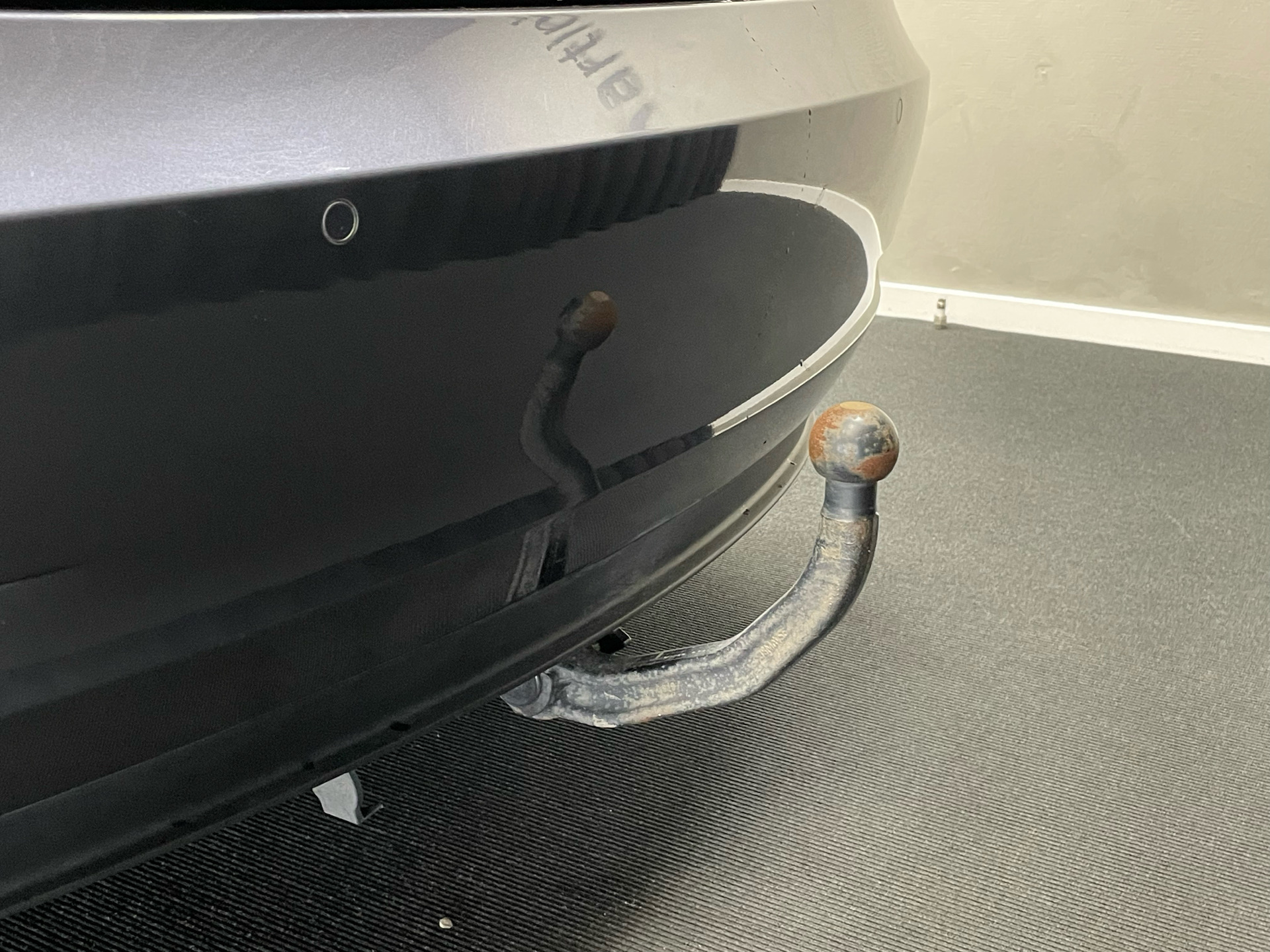 Grå Tesla Model 3 fra 2021