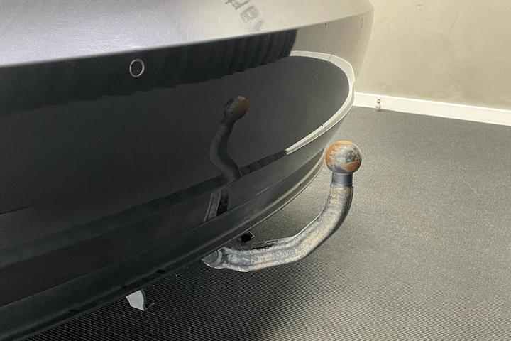 Grå Tesla Model 3 fra 2021