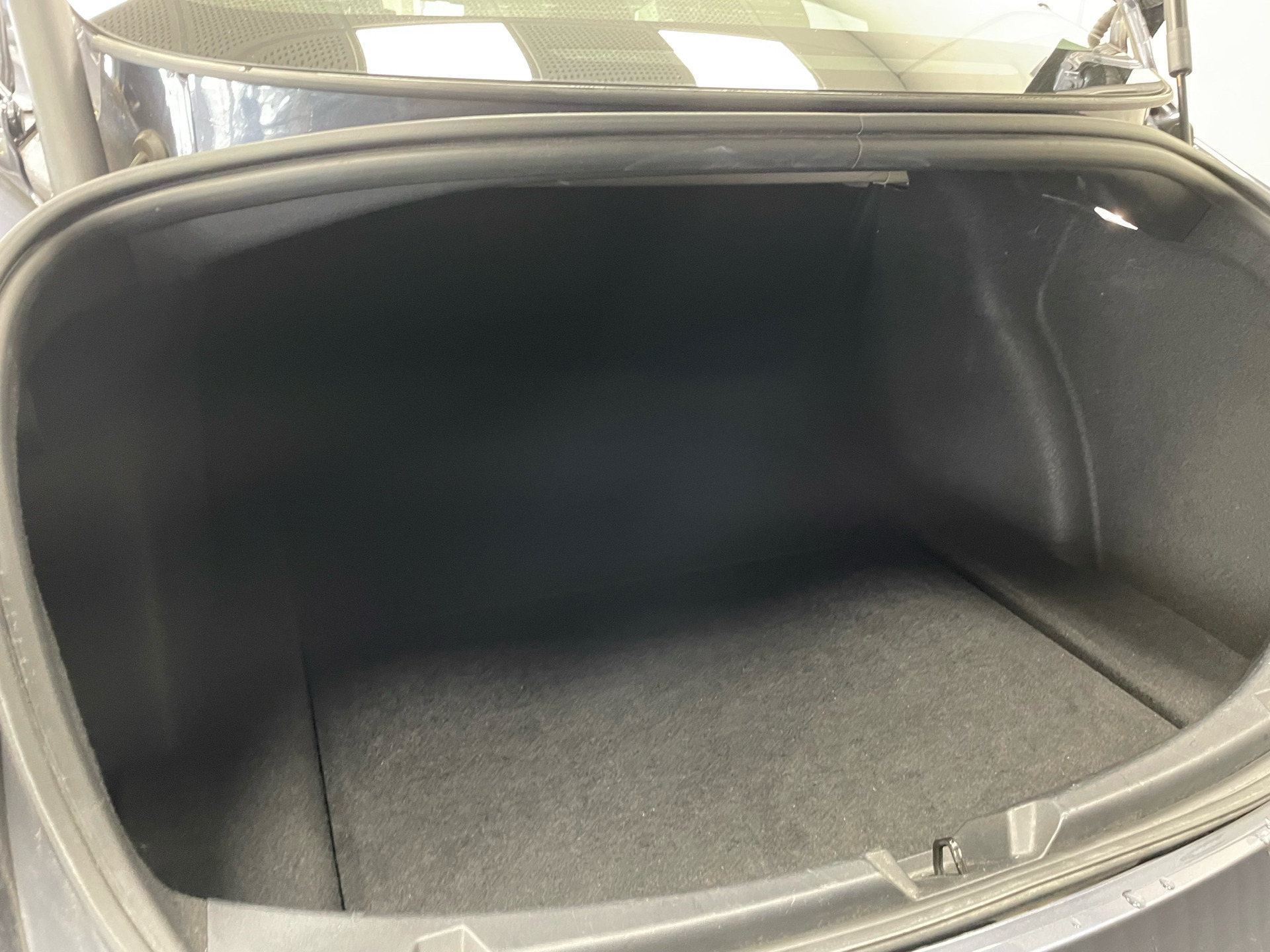 Grå Tesla Model 3 fra 2021