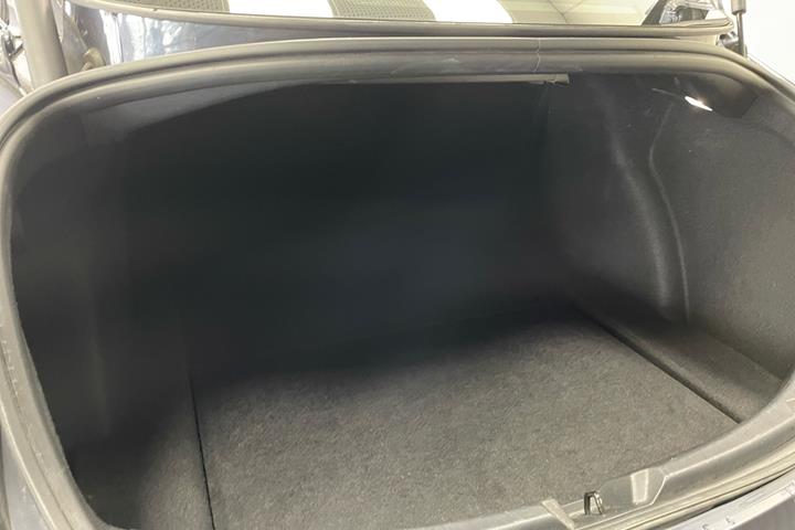 Grå Tesla Model 3 fra 2021