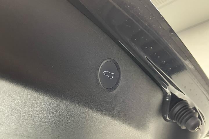 Grå Tesla Model 3 fra 2021