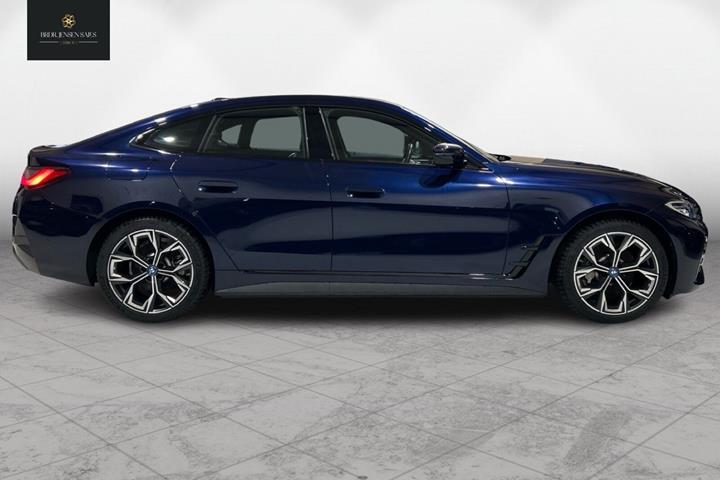 Blå BMW i4 fra 2023