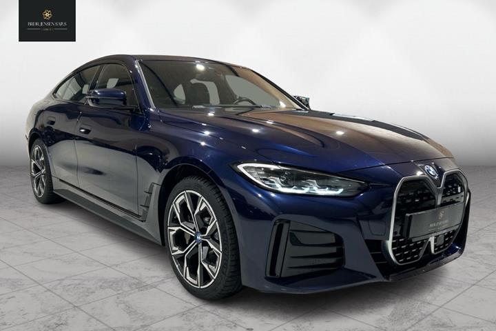 Blå BMW i4 fra 2023 set udefra